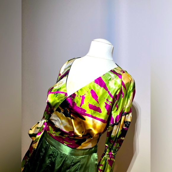 TIFFANYSLABEL COLORFUL GREEN/PINK/FUSHIA SATIN CROP TOP W/PUFF SLEEVES & ELASTIC - Picture 5 of 6